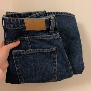 weekday ace - Köpta här på plick men de var alldeles för stora på mig. Jättefina annars💕  I färgen Ohio blue, storlek 25/30 och passar någon runt 160cm. Fraktar endast nu i Corona tider🥰