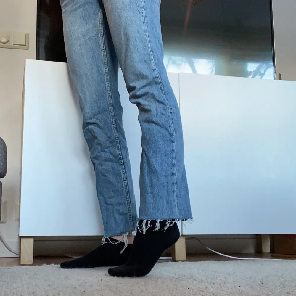 Ljusblå jeans från Gina, lite bredare i modellen. Avklippta och fransiga längst ner. Strl 38! 🫐. Jeans & Byxor.