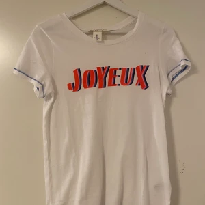 HM tröja  - Köpte denna i somras för två år sedan och har hängt i min garderobs sedan dess, älskar färgerna men som allt annat så var detta tyvärr inte min stil.