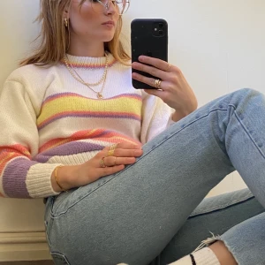 Handstickad tröja - DRÖMtröjan för dig som gillar pastellfärger!!! Brukar styla med ljusa jeans eller vita. Dröm!! Frakt: 20kr, XS🍏🌈☂️💧🌸🦚🦄