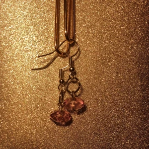 Hangjorda ljuslila pärlörhängen - Hangjorda minimalistiska jusgula pärlörhängen med silver hängen✨💜