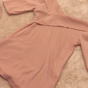 Tröja  - En jätte fin babypink tröja i storlek s. Tröjan har en foundation fläck men som inte syns väldigt mycket och som även kan täckas över genom att ha hög midjade jeans eller mjukisar🌸🌸