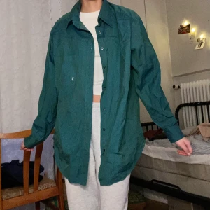 Smaragdgrön skjorta  - En oversized skjorta i en superfin smaragdgrön färg! Varan har inga defekter och är köpt second-hand. Storleken är okänd men är fungerar utmärkt som oversized. Jag är modellen på bilden och har storlek XS. Läs gärna mina villkor! 💓🧚🏼