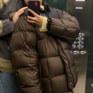 Brun Nike puffer jacket  - INTRESSEKOLL på min bruna Nike puffer jacket!!!☺️❤️.            Högsta bud 2300kr inkl frakt 