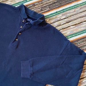 Tröja - Snygg och bekväm vintage tröja i mörkblå färg. Köpt second hand men inga hål eller fläckar! Står ingen storlek i den men jag skulle säga M. Jag har vanligtvis S/M och ni kan se på bilderna hur den sitter på mig! 