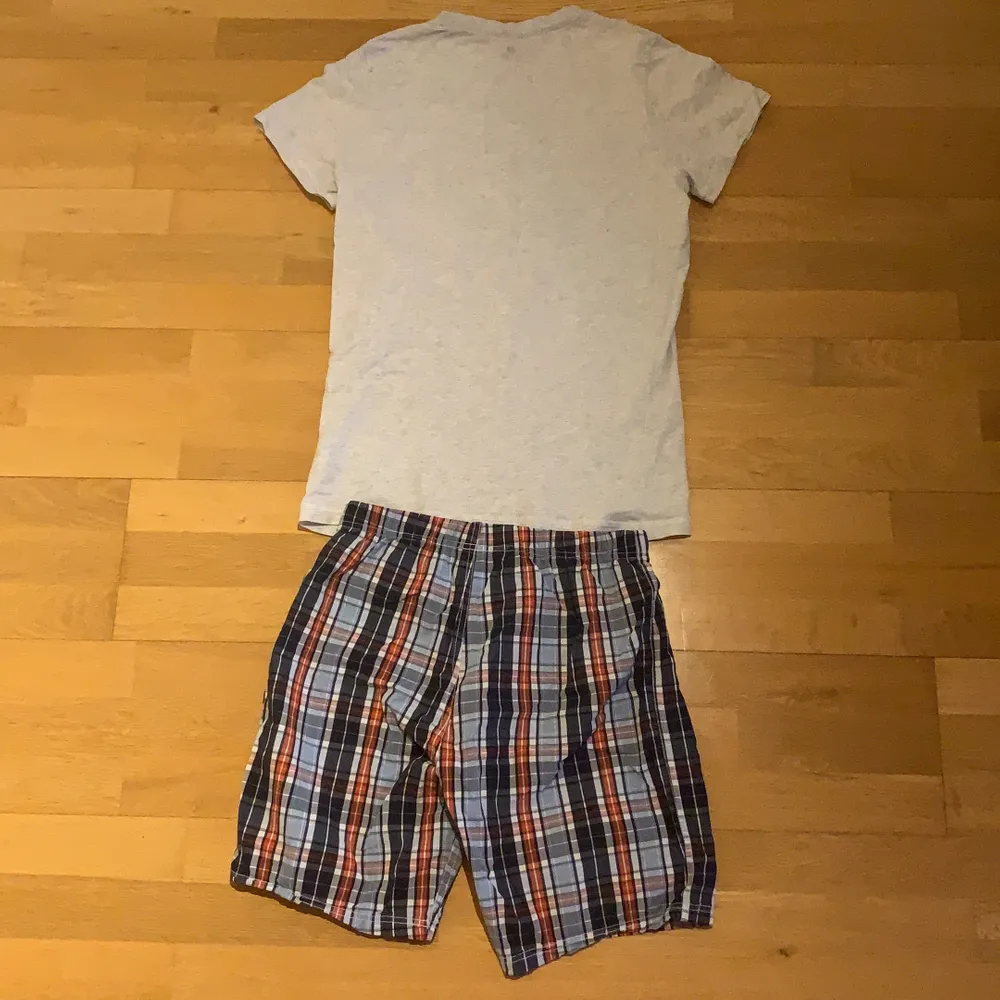 Ett pyjamas sätt med shorts från H&M, inte de bästa märket men de kommer säkert se stylish ut po dig :). Övrigt.