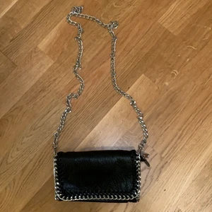 Väska  - En liten svart väska köpt på scorett, fint skick. Vid snabb affär 150