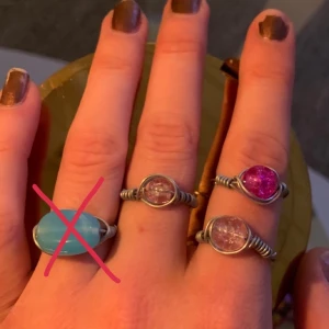 Egengjorda ringar - Egengjorda ringar. 20kr st eller 2 för 30kr. Den ljusblåa finns det bara en av med den andra kan jag göra flera st av i vilken storlek som helst, bara att skriva privat!! Hör av dig vid frågor. Frakt tillkommer på 11kr vid köp av 3 eller mindre, 20kr vid köp av 4 eller fler. 