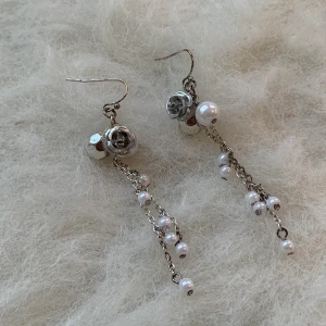 Örhänge  - bra skick, Finns i alvik Stockholm Kan även skicka via post