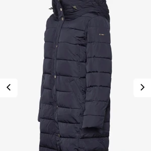 Vinterjacka ESPIRIT - Säljer min jacka då jag har köpt en storlek för stor. Skön och varm . Inköpt för två månader sedan för 1595kr. Säljer den för 499 kr . Priset kan även diskuteras vid snabbt köp. Frakten ingår ej i priset. 