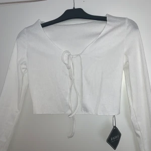 Topp Strl S/M - Denna superfina toppen köpte jag från Zaful i Storlek L men den var väldigt liten i storleken så skulle passa bättre på en S/M!! Köpte för ca 100kr och är helt oanvänd endast testad. Frakt 45kr