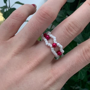 Egengjord ring - Egengjord ring, finns i alla storlekar. Finns äve i fler färger, hör av dig om du vill ha bild på andra färger. 20 kr st, eller 2 för 30kr. Frakt tillkommer på 11kr! 