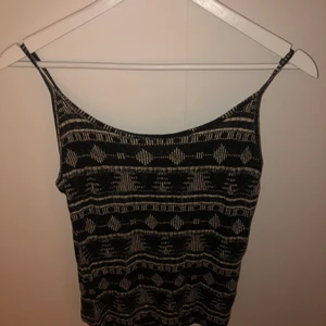 Sommarlinnne - Somrigt runt linne från HM, superskönt och sitter snyggt