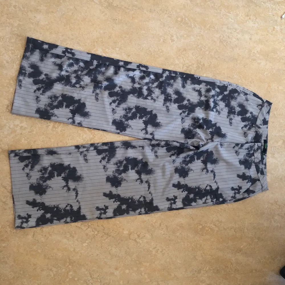 Gråa pinstripe Jaded london byxor. Köptes i sommras har inte använts mycket så dom är i bra skick. (Kolla gärna in min profil) ✨. Jeans & Byxor.