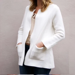  - Knappt använd vit koftkavaj. Normal i storlek!

Eventuell frakt kan tillkomma.