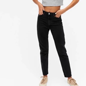 Monki jeans - Super snygga jeans från Monki köpta för 399 om jag inte mins fel och säljer för 100kr de är mom jeans i moddelen och om de är några frågor så är de bara att skicka 💖