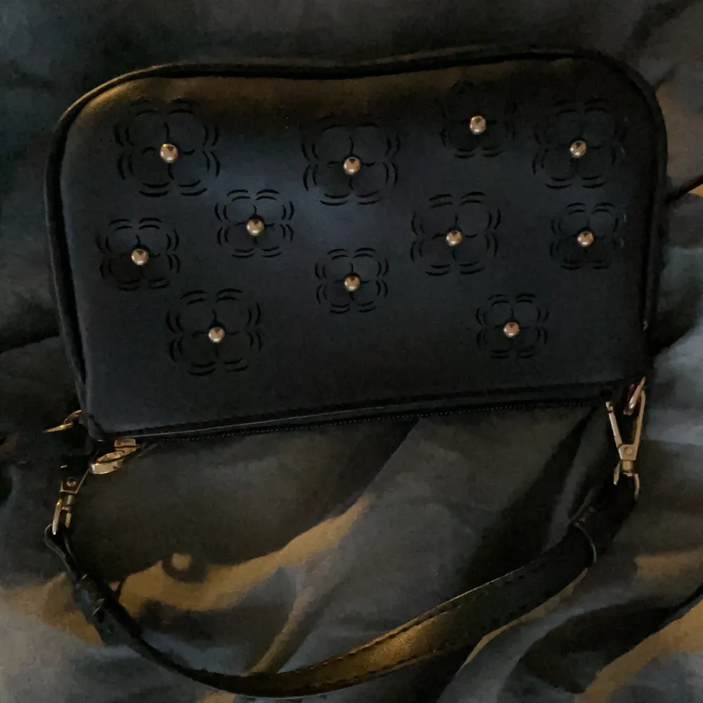 Knappt använd mini-handväska med blomster mönster på🦋  Super söt så kontakta vid intresse💗. Väskor.