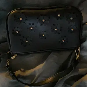 Knappt använd mini-handväska med blomster mönster på🦋  Super söt så kontakta vid intresse💗