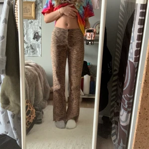 Byxor med tigermöster - Mjuka kostymbyxor m tigermönster! Lite stretch⭐️ Jag är 165 för referens. Köpta på loppis för ca 2 år sen men är i bra skick! Sydde in dem vid midjan (se bild två) så de passar 34/36. Skulle passa större om de sprättas upp⭐️