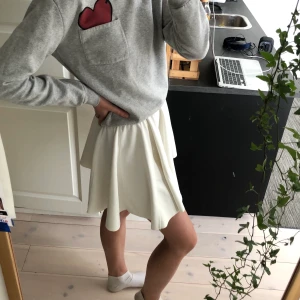 Grå sweatshirt med hjärt detalj  - Superfin sweatshirt från Zara, knappt använd! Passar perfekt till ett par röda skor👠⚡️ storlek S! 