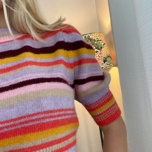 Zara stickad tröja  - Kortare stickad t-shirt i storlek S från Zara. Använd 1 gång, säljer pga för liten. 