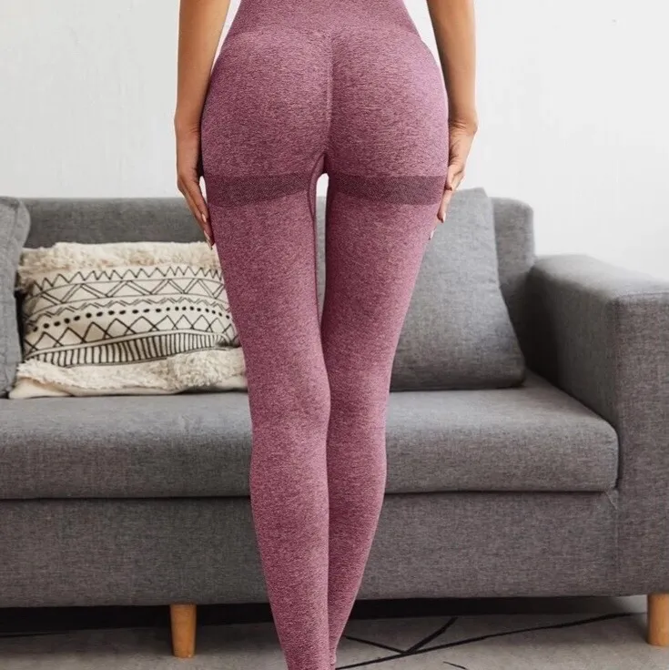 Rosa tränings leggings i strl S, aldrig använda. Sitter en söm bak så man får skitsnygg bakdel! Säljer såja inte passar i färgen. Kan frakta ihop om du önskar fler saker från mig. 120kr eller bud. Buda gärna i kommentarerna. Hoodies.