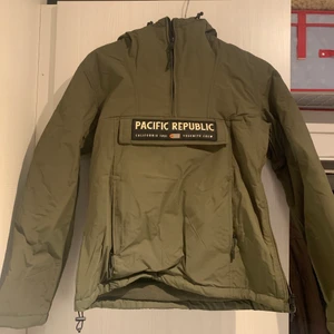 Grön vinterjacka med huva - En fin grön vinterjacka med ficka framtill samt en huva. Storlek S & säljer för 300 kr inklusive frakt💘