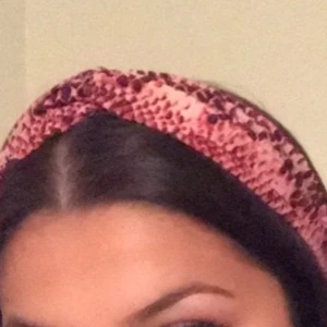 Ormmönstrat rosa diadem. - Så gulligt, har bara inte kommit till användning. 