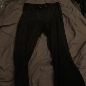 Mjukisbyxor - Svarta mjukis från Gina, säljs pågrund av för stora. Obs snörena e borta. Nypris 250