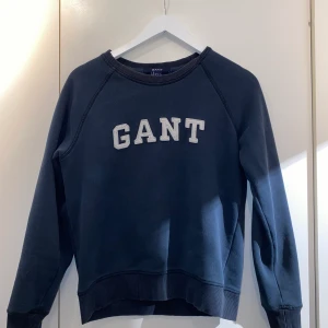GANT swearshirt - Strl S. Använd ett antal ggr. Marinblå. Ordinarie pris 1299 kr.