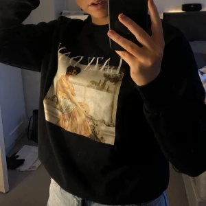 Collage tröja - Skitsnygg collage tröja med tryck från Zalando. 💛💛 köparen står för frakten