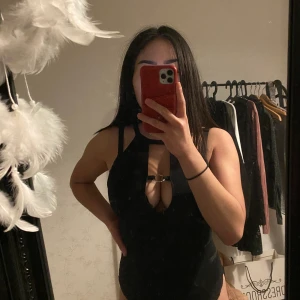 Svart body storlek M - Svart body, köpt från Bershka. Storlek M. Kunden står för frakt :)