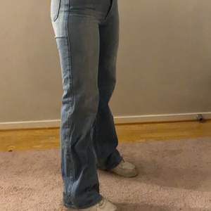 Gamla jeans från hm som jag har tröttnat på och har så mycket jeans så vill bara bort med dom!! Sitter perfekt på mig som är S. 💗