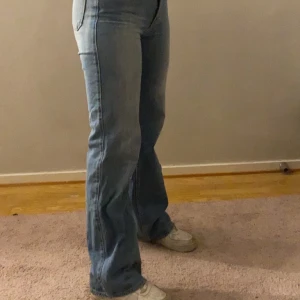 Bootcut/vida jeans - Gamla jeans från hm som jag har tröttnat på och har så mycket jeans så vill bara bort med dom!! Sitter perfekt på mig som är S. 💗