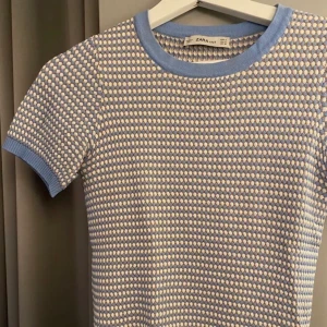 Stickad t-shirt Zara - Jättefin t-Shirt från Zara💘💘första bilden är lånad. En liten tråd har gått upp men det syns knappt