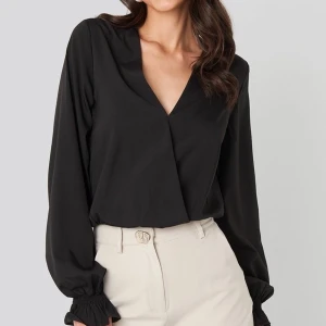 Nakd blus storlek 36  - Plagget är oanvänt och lappen sitter kvar. Superfin blus men passar tyvärr inte mig så det är varför jag säljer den. 