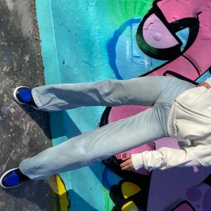 Junkyard straight jeans - Ljusblåa straight jeans från junkyard, insydda i midjan så dom passar en ca perfekt. Köparen står för frakt 😁🤩