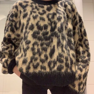 Leopardmönstrad tröja  - Säljer en stickad tröja i leopardmönster från & Other Stories 💫  Använd endast ett fåtal gånger, som ny👌🏼👌🏼 Nypris 800kr. Sitter snyggt oversized! 