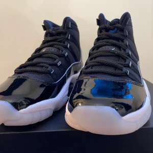 Jordan 11 Jubilee 25th Anniversary (GS) - Säljer dessa Jordan 11 i storlek 37,5. Ett par riktigt snygga och limiterade skor som inte släpps förrän 12 december begränsat antal. Skorna är oanvända och endast uppackade för att ta bild. Skriv om ni har några funderingar.