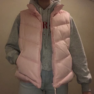 Rosa väst!! - Säljer denna fodrade ”pufferväst”! Alltså lite varmare än ”vanliga” västar!  Superfint skick och så fin färg! 🤍🤍 Storlek L men passar mig som brukar ha storlek S, sitter då lite ”oversized”! Skulle alltså passa en M och L också beroende på hur ”oversized” man vill ha den :) Buda! Bud:450