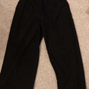 Svart byxor  - Svarta ankel byxor. Tunt material med resår midja. 