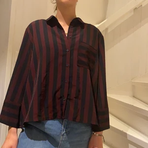 Skjorta från Monki - Randig skjorta från Monki i väldigt fint skick ❣️ Storleken är L men hon på bilden bär vanligtvis S. Normal passform men även snygg att ha som oversized. 🌟  Köparen står för frakten men jag kan även mötas upp i närheten 