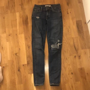 Levis jeans  - Säljer mina Levis jeans som är i väldigt bra skick i storlek 23. Hör av dig om du är intreserad eller vill se fler bilder!🤍 orginal pris: 1200kr