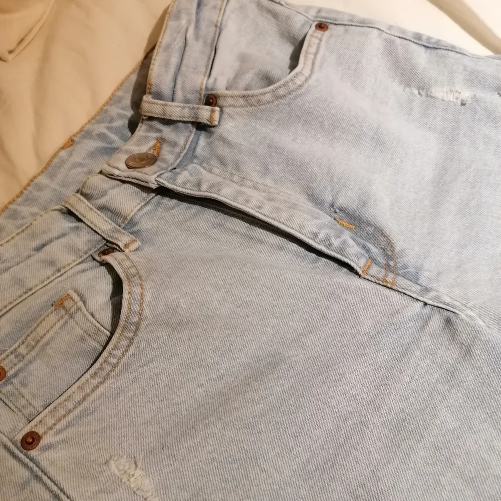 Jeans med slitningar från h&m, rak modell o slutar precis över ankeln på mig, 125kr, storlek 34. Jeans & Byxor.
