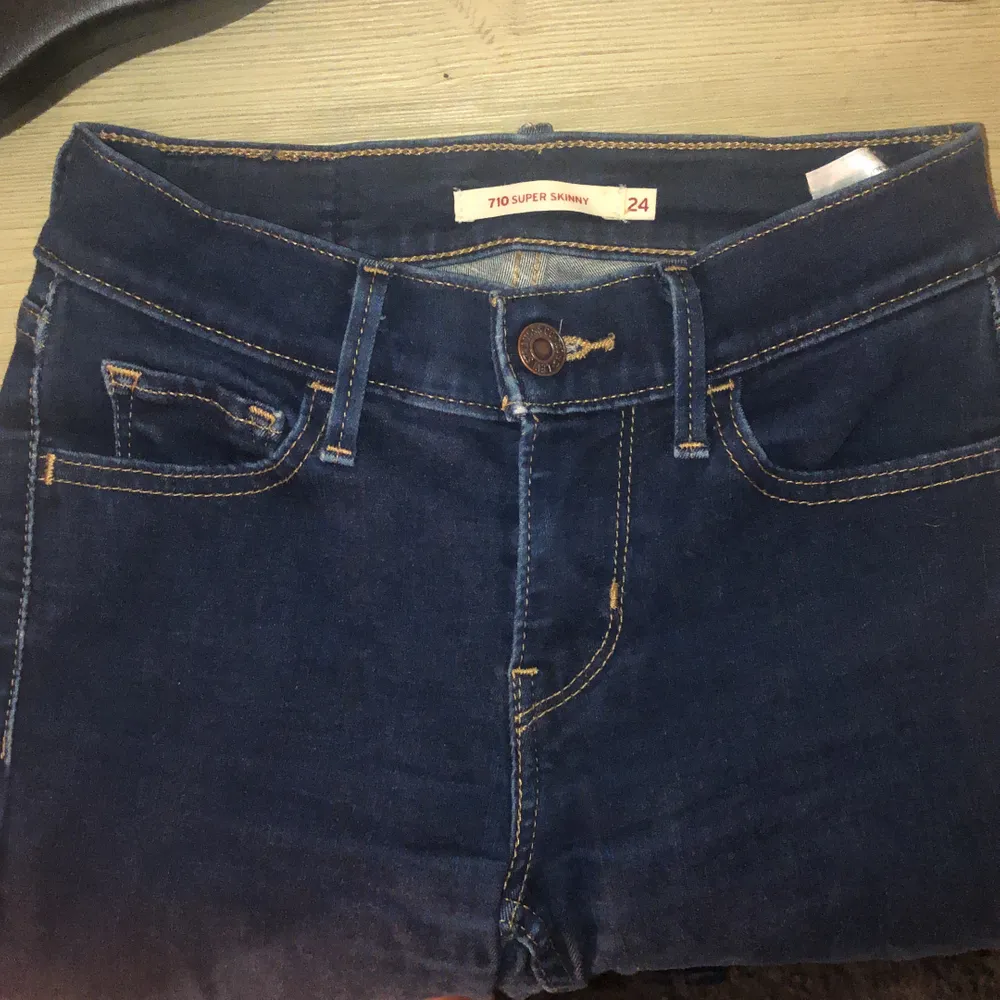 Säljer mina Levis jeans som är i väldigt bra skick i storlek 24. Hör av dig om du är intreserad eller vill se fler bilder!🤍 orginal pris: 1200kr. Jeans & Byxor.