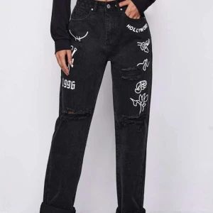 Jeans - Coola jeans från shein som inte riktigt var min stil. Storlek är helt normal, tog storlek M och passar mig som har storlek M/S. Långa i benen så skulle tro att dom passar också om man är längre, är 175 själv och på mig var dom nästan enda ner till golvet men går att lösa genom att bara vika upp dom☺️ frakten ligger på 79kr.💗