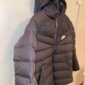Nike Jacka - Jackan är i bra skicka, den har lite foundation vid brösten men går bort vid tvätten. Det är barnstorlek så passar en med storlek Xs/ liten S. Pris kan diskuteras.