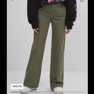 Bershka jeans - Gröna byxor med vida ben storlek 36, aldrig använda, endast testade. Säljer på grund av att de var för små. Har även dem i färgerna svart och sand (beige). Ordinariepris 299kr. Buda i kommentarerna eller köp direkt för 200kr☺️