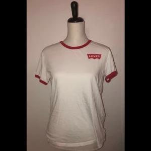 Levis t-shirt strl S - T-shirt från Levis i strl S, knappt använd.