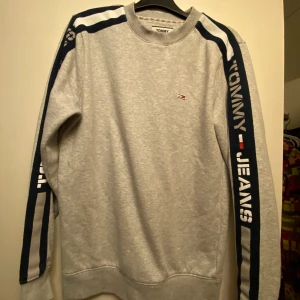 Tommy hilfiger tröja (herr) - Köpte denna sweatshirt i somras på herravdelningen. Den kan också sitta bra på tjetjer om man vill ha den lite oversized. Den är äkta o har endast använt den en gång så skicket är som nytt! 